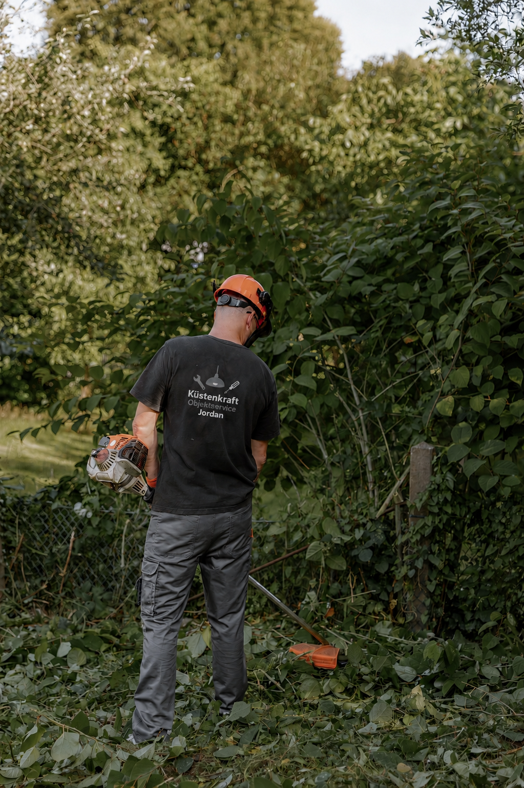 Freischneider-Einsatz an der Hecke